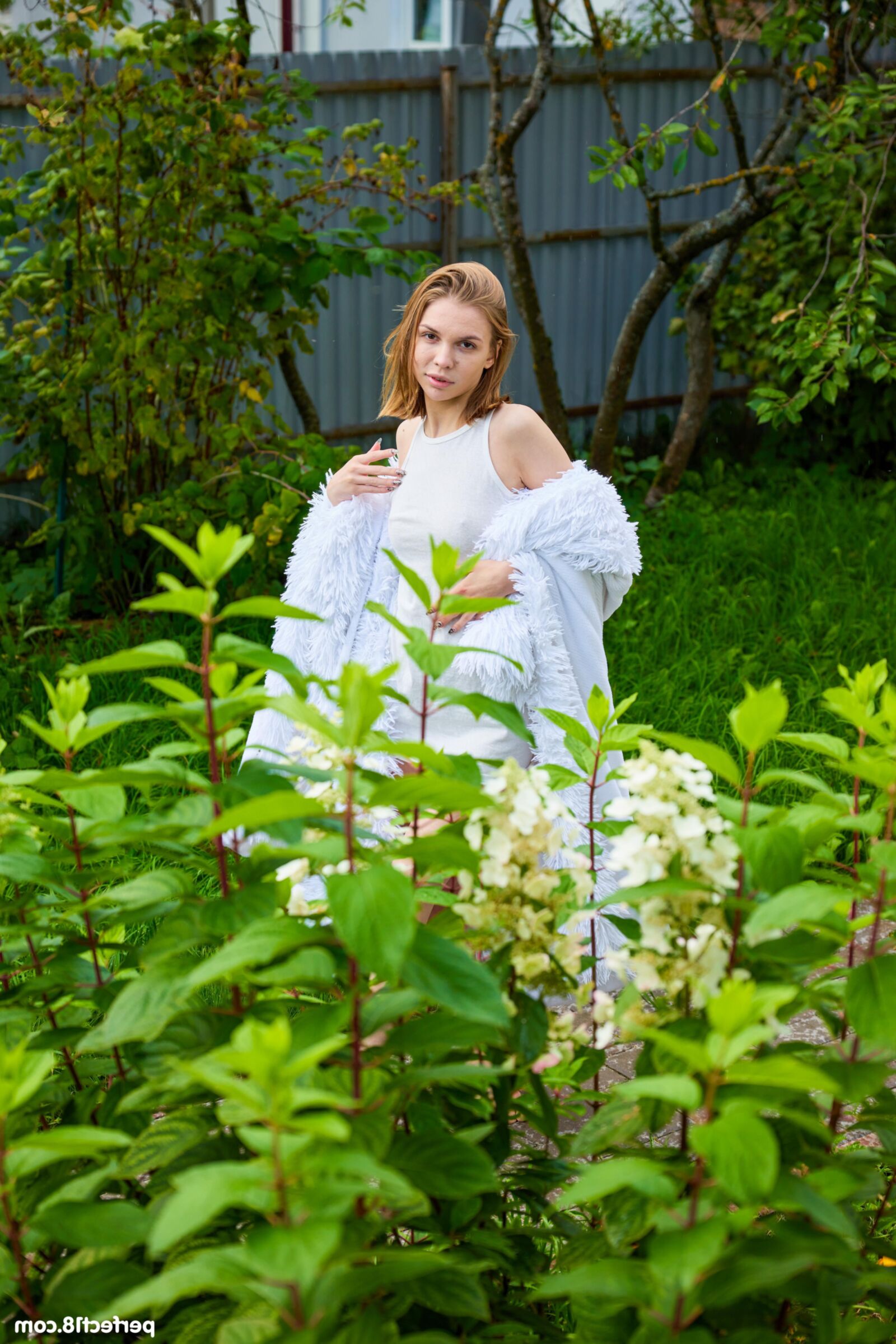 Lana Rose Yo se desnuda y posa al aire libre