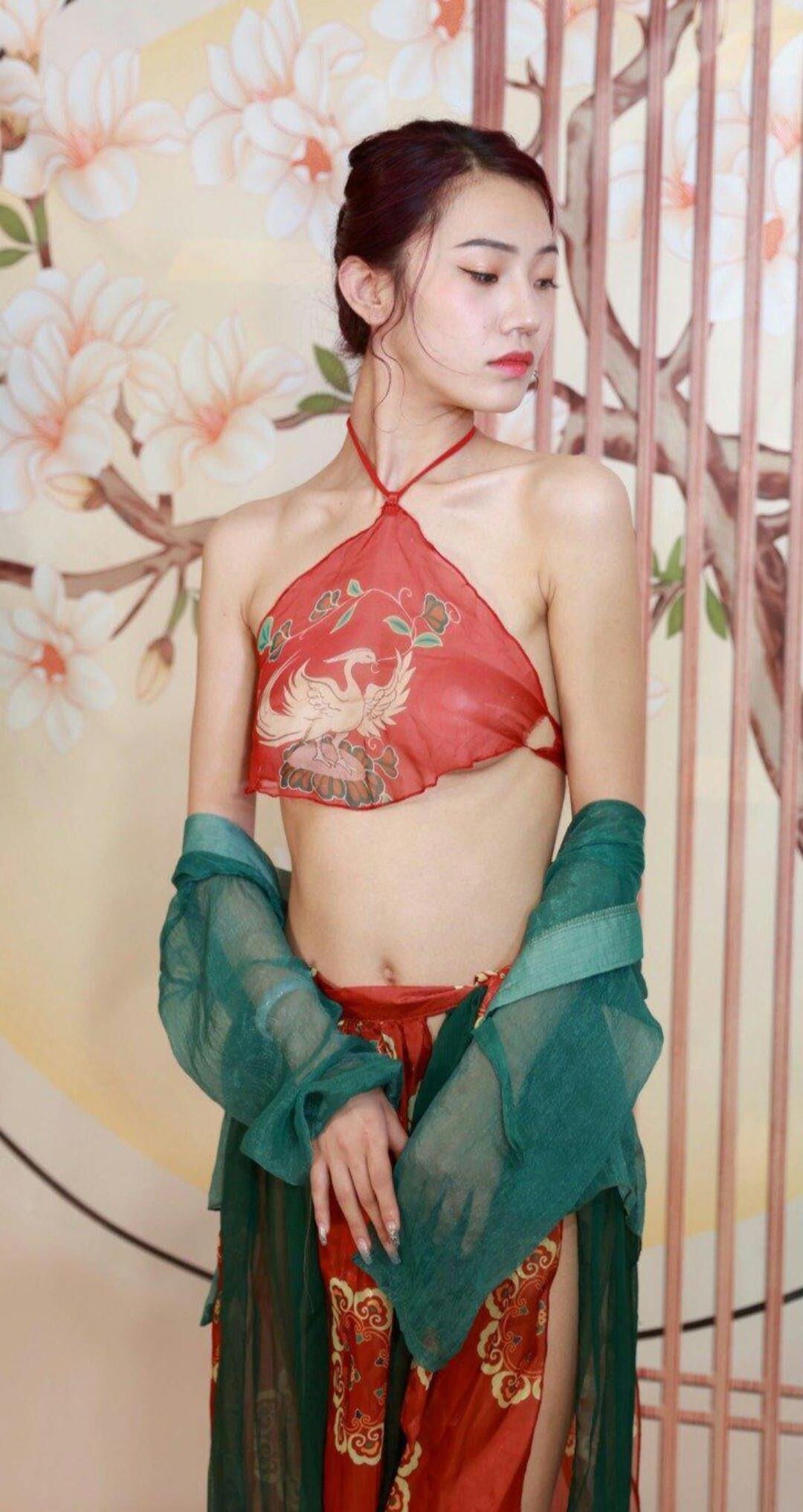 Puta china vestida con lencería tradicional
