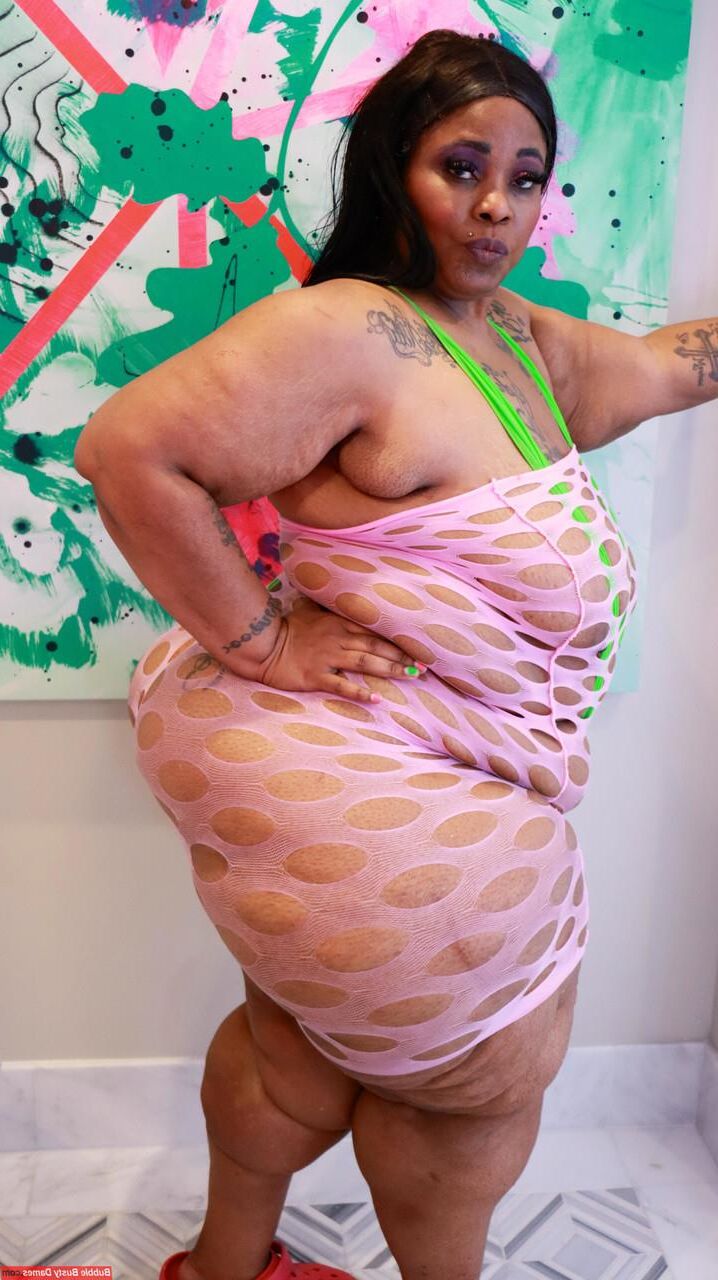 Uma prostituta gorda vem a você vestida assim, você pagaria?