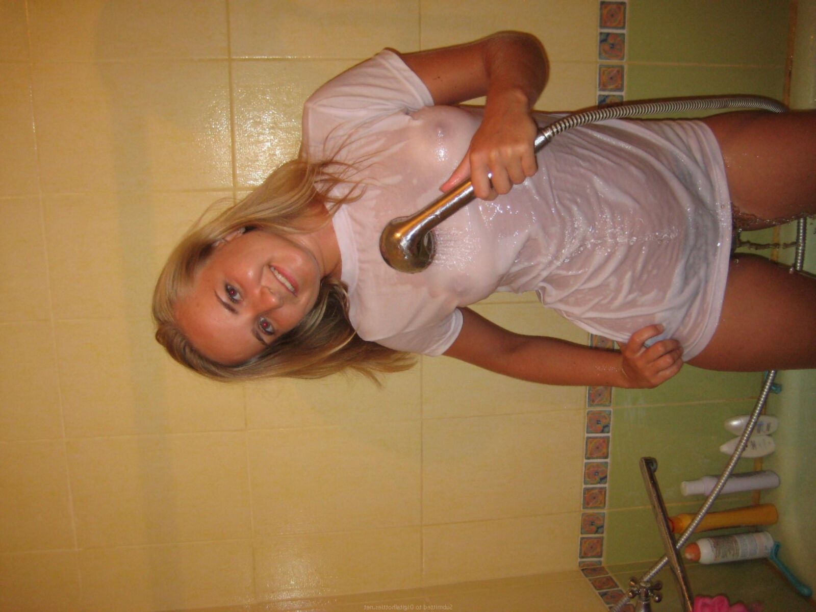 t-shirt humide ()