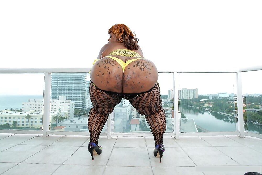 Uma prostituta gorda vem a você vestida assim, você pagaria?