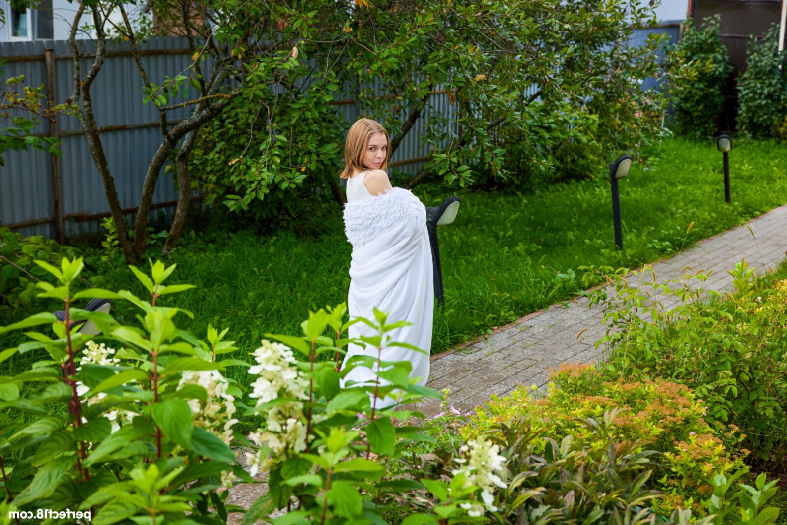 Lana Rose Yo se desnuda y posa al aire libre