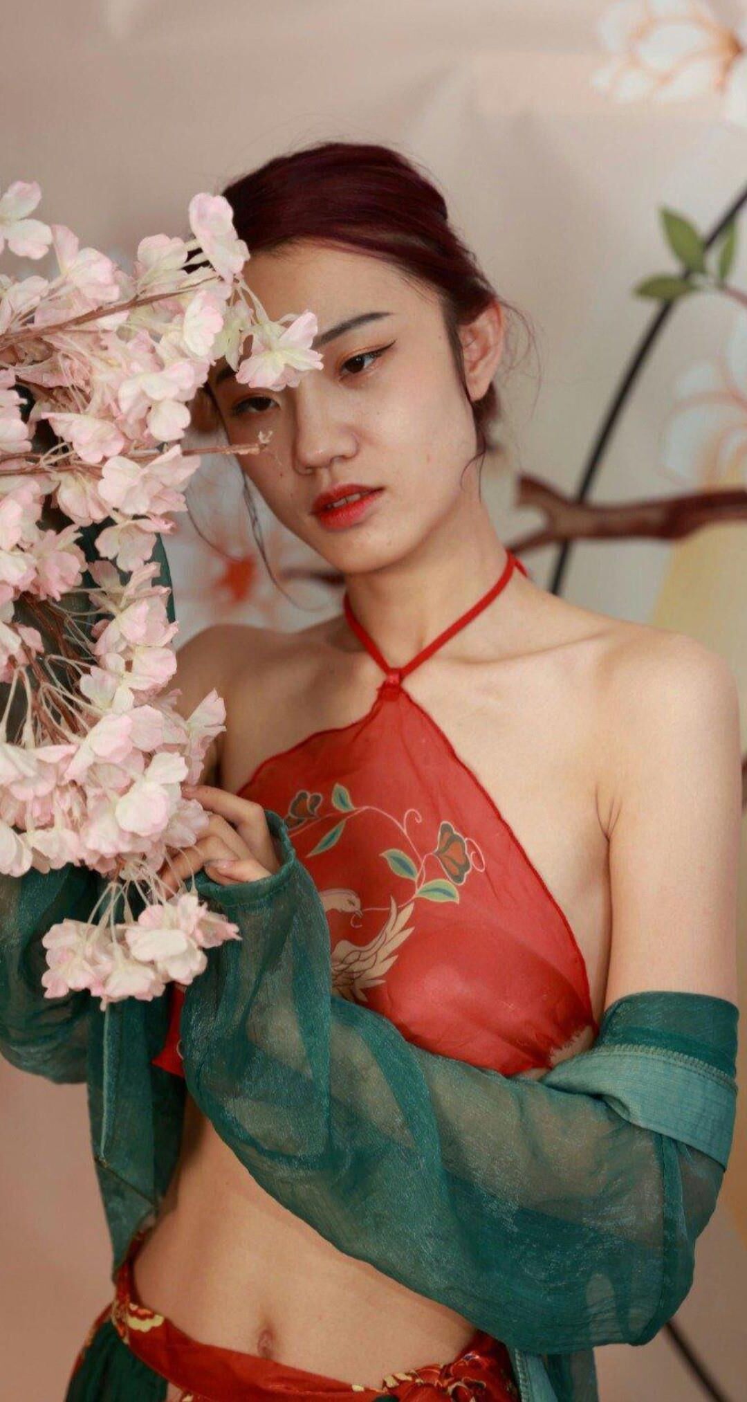 Puta china vestida con lencería tradicional