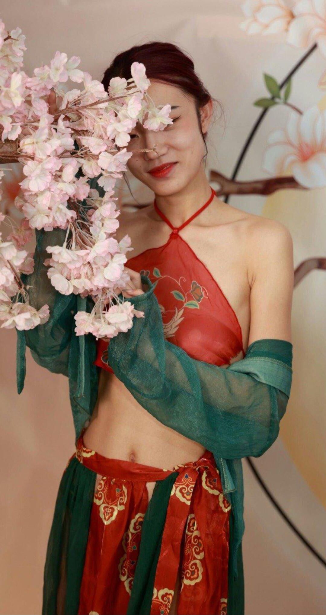 Puta china vestida con lencería tradicional
