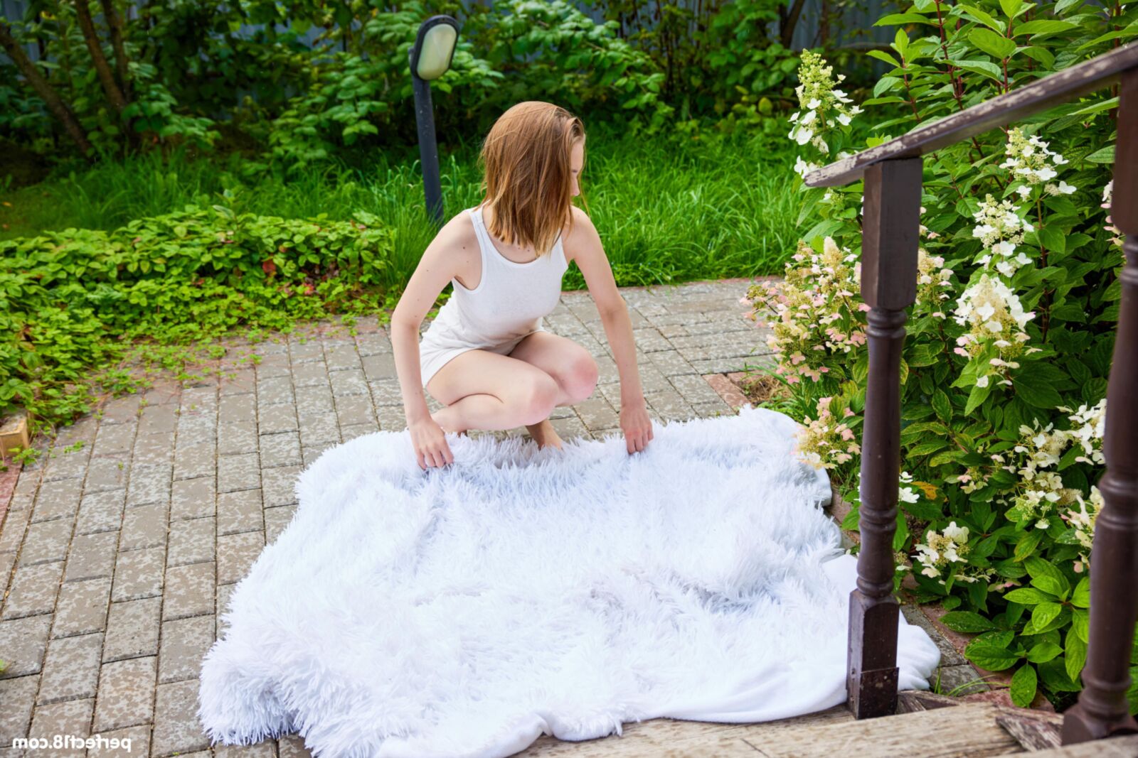 Lana Rose Yo se desnuda y posa al aire libre