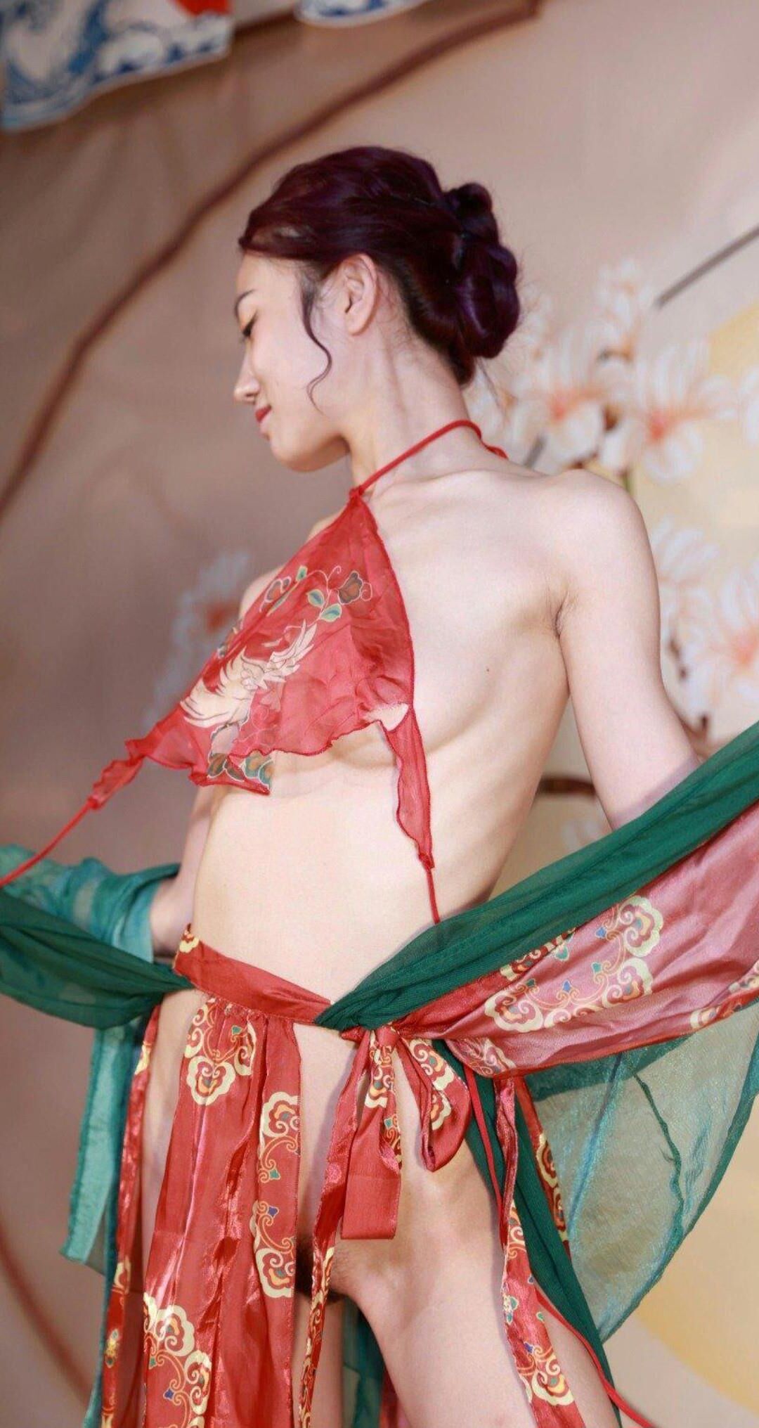 Puta china vestida con lencería tradicional
