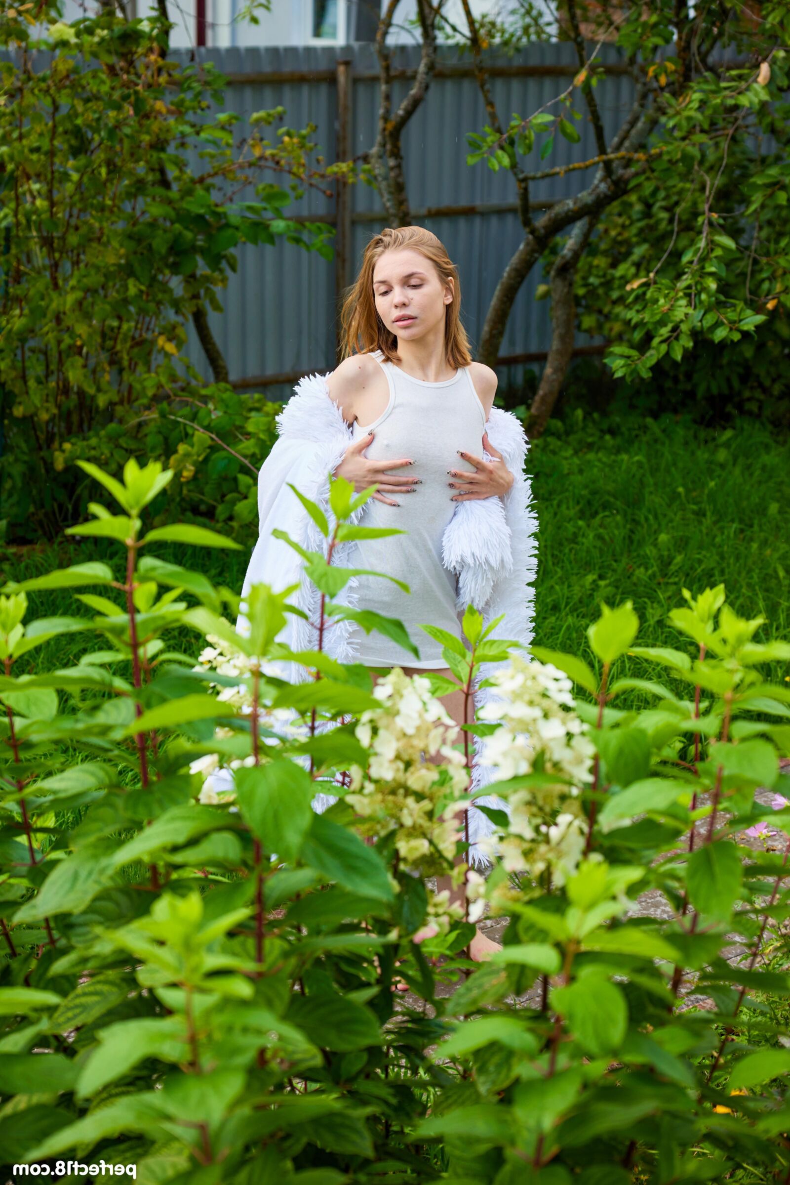 Lana Rose Yo se desnuda y posa al aire libre