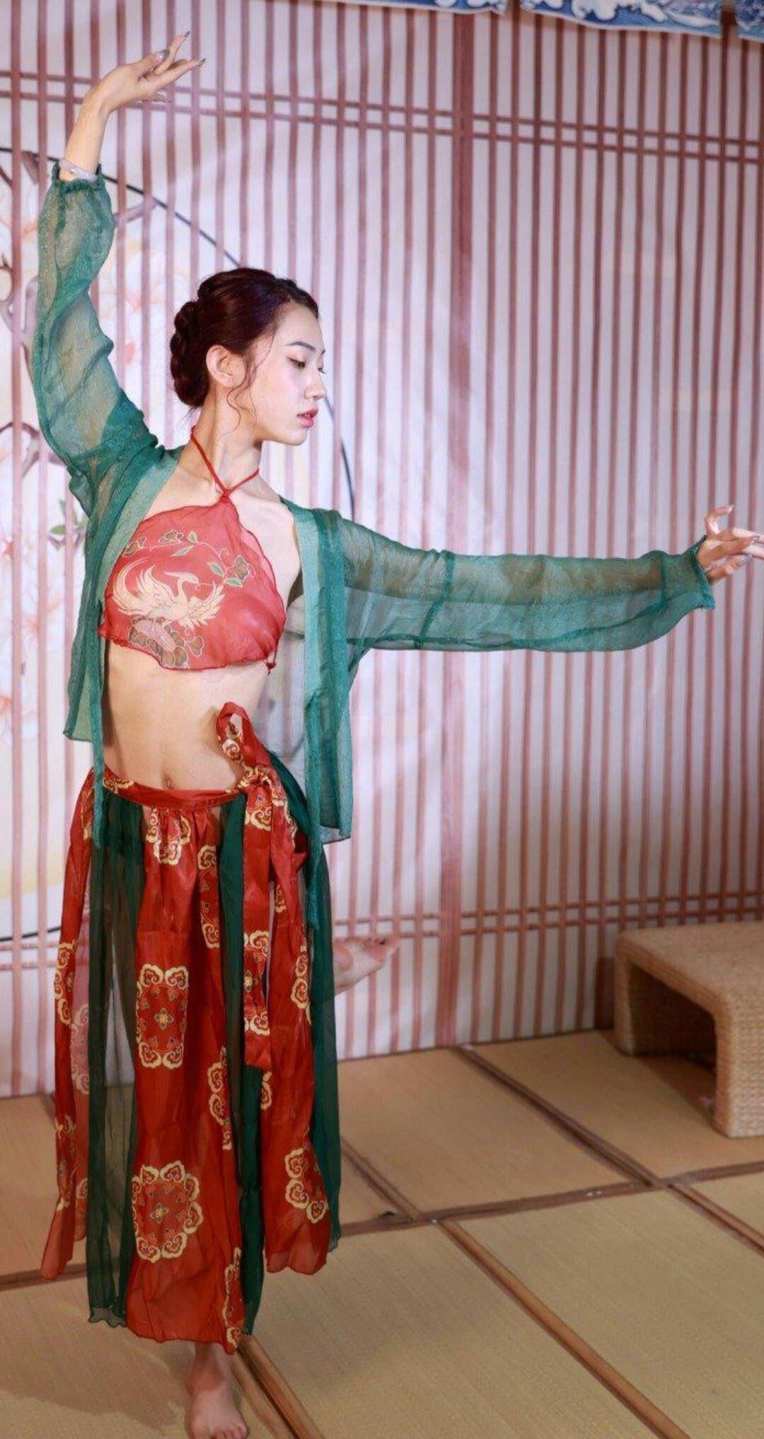 Puta china vestida con lencería tradicional