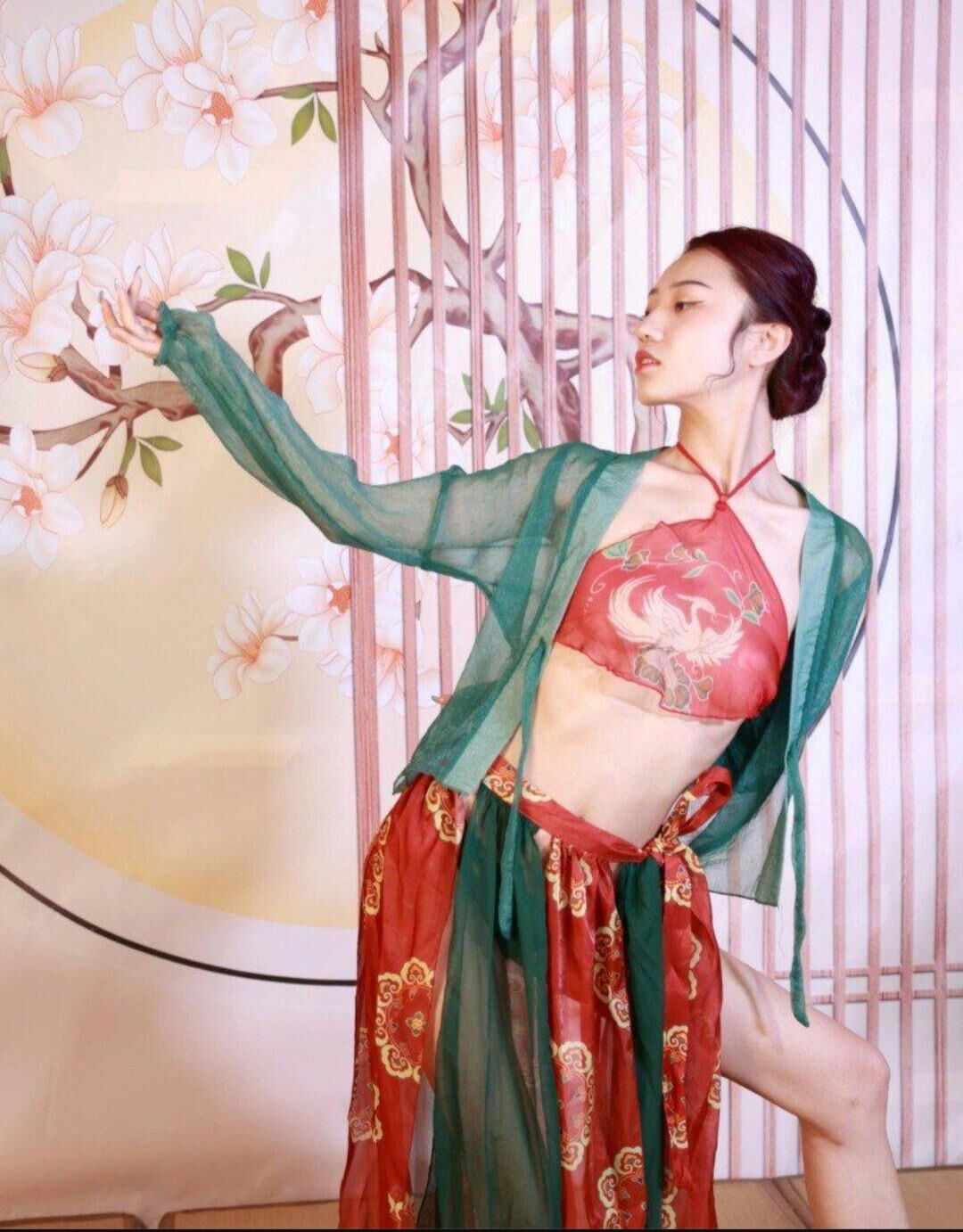 Puta china vestida con lencería tradicional