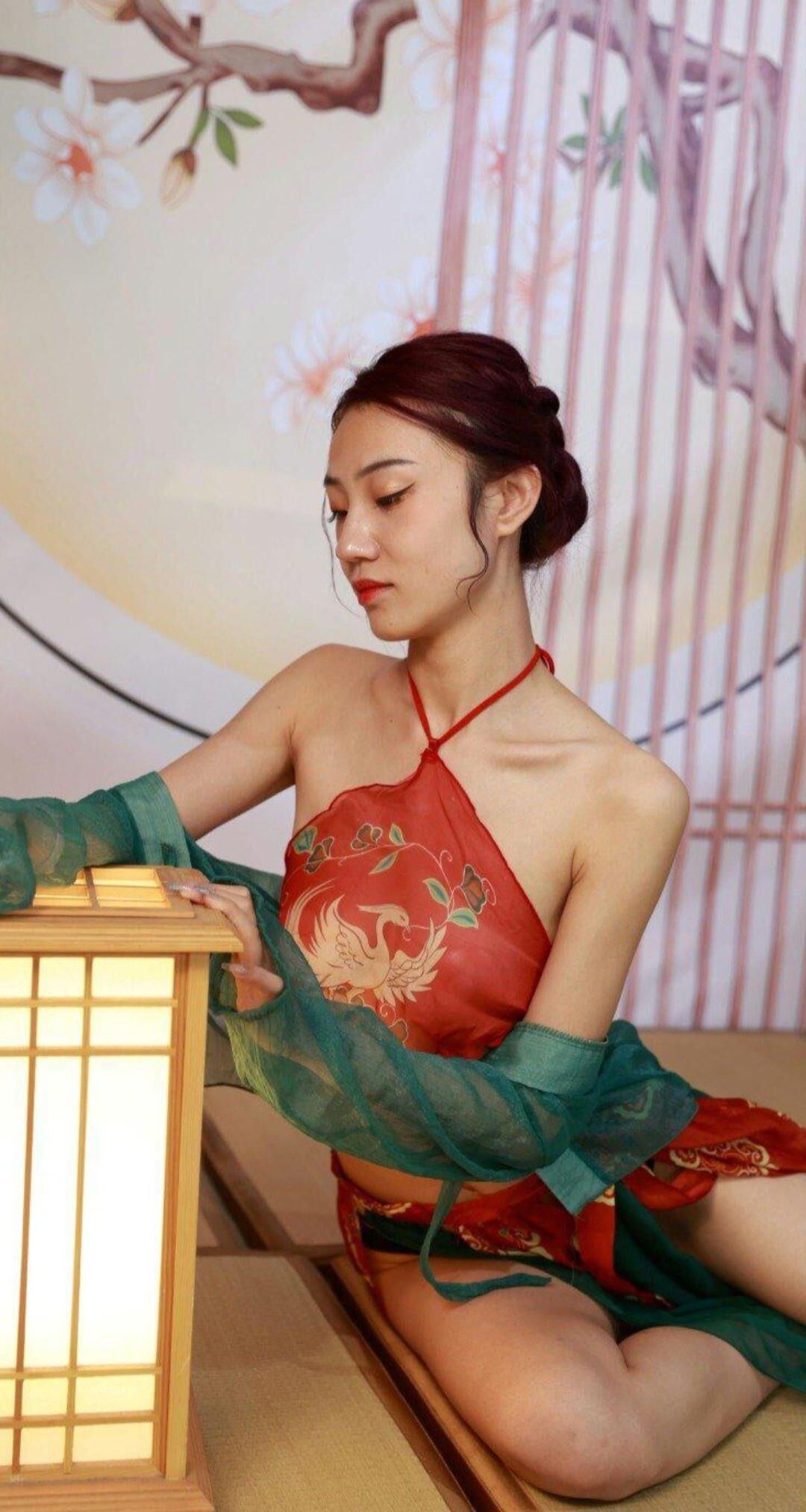 Puta china vestida con lencería tradicional