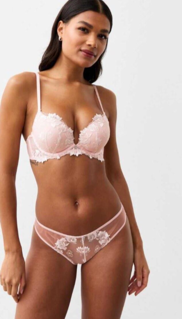 Mezcla de lencería y bikini