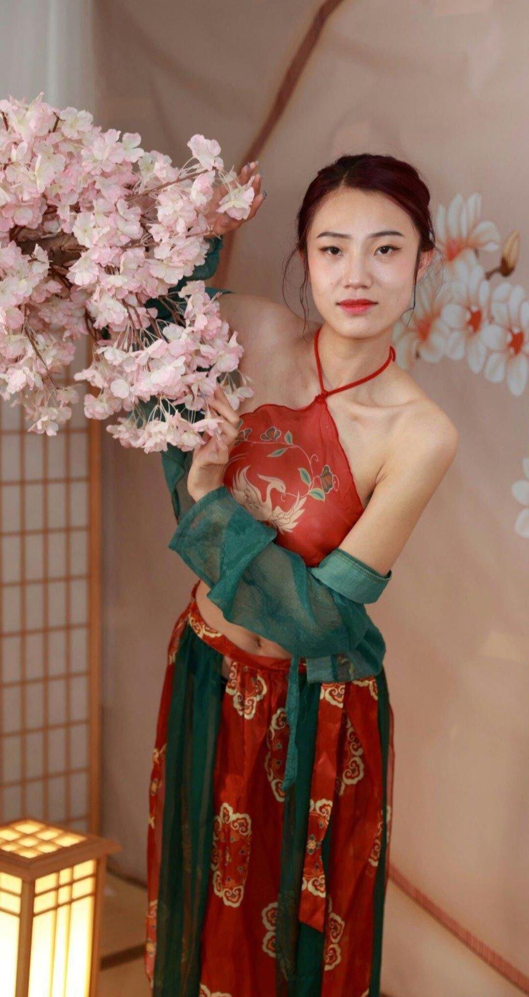 Puta china vestida con lencería tradicional