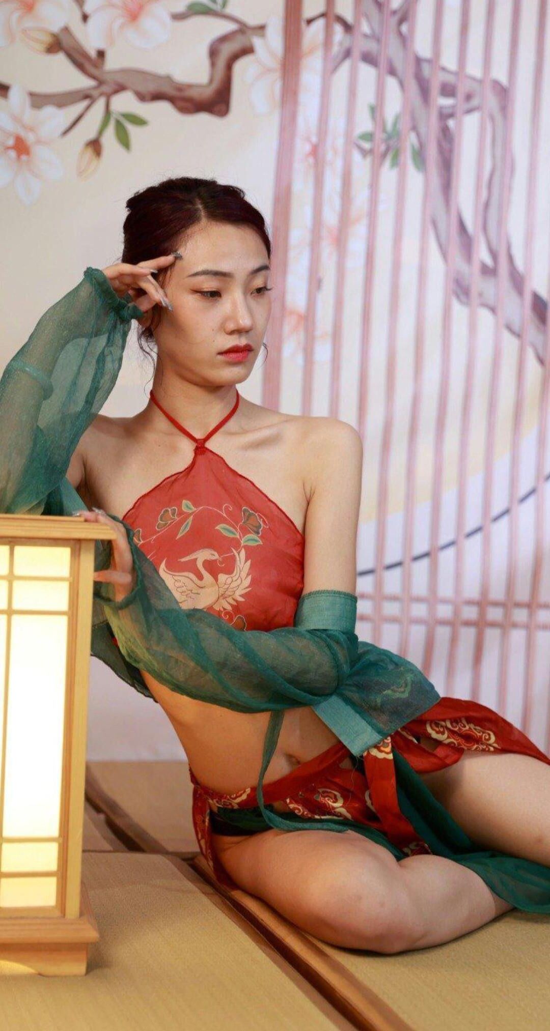 Puta china vestida con lencería tradicional