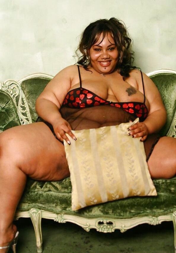 Uma prostituta gorda vem a você vestida assim, você pagaria?