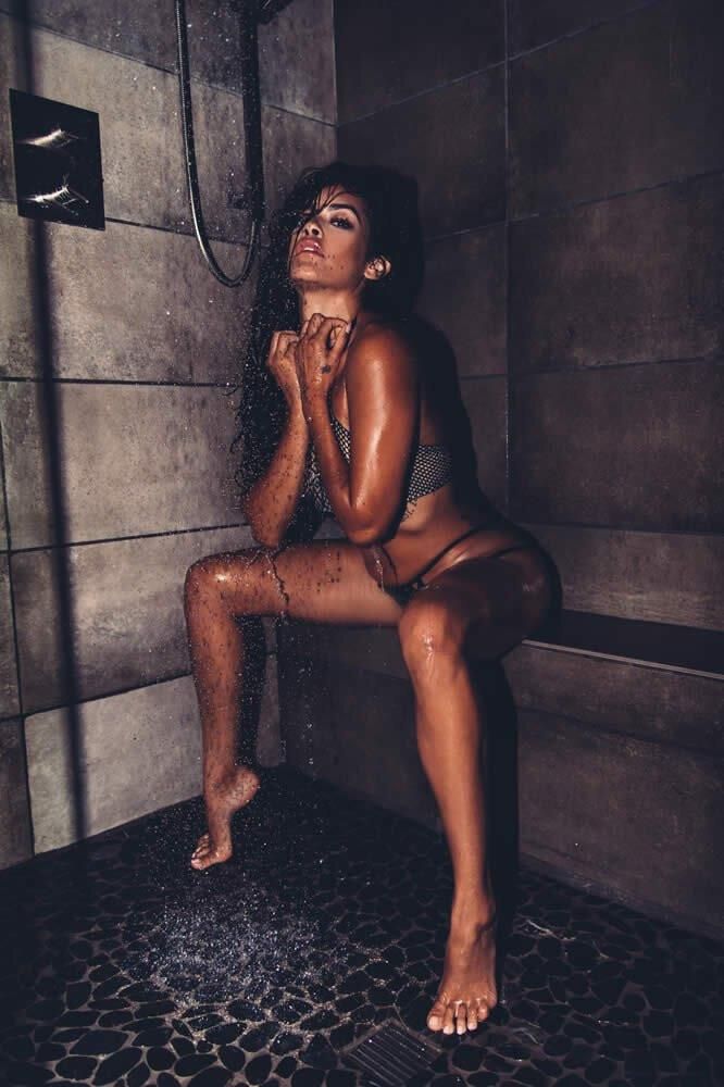 Daisy Marie nass und wild