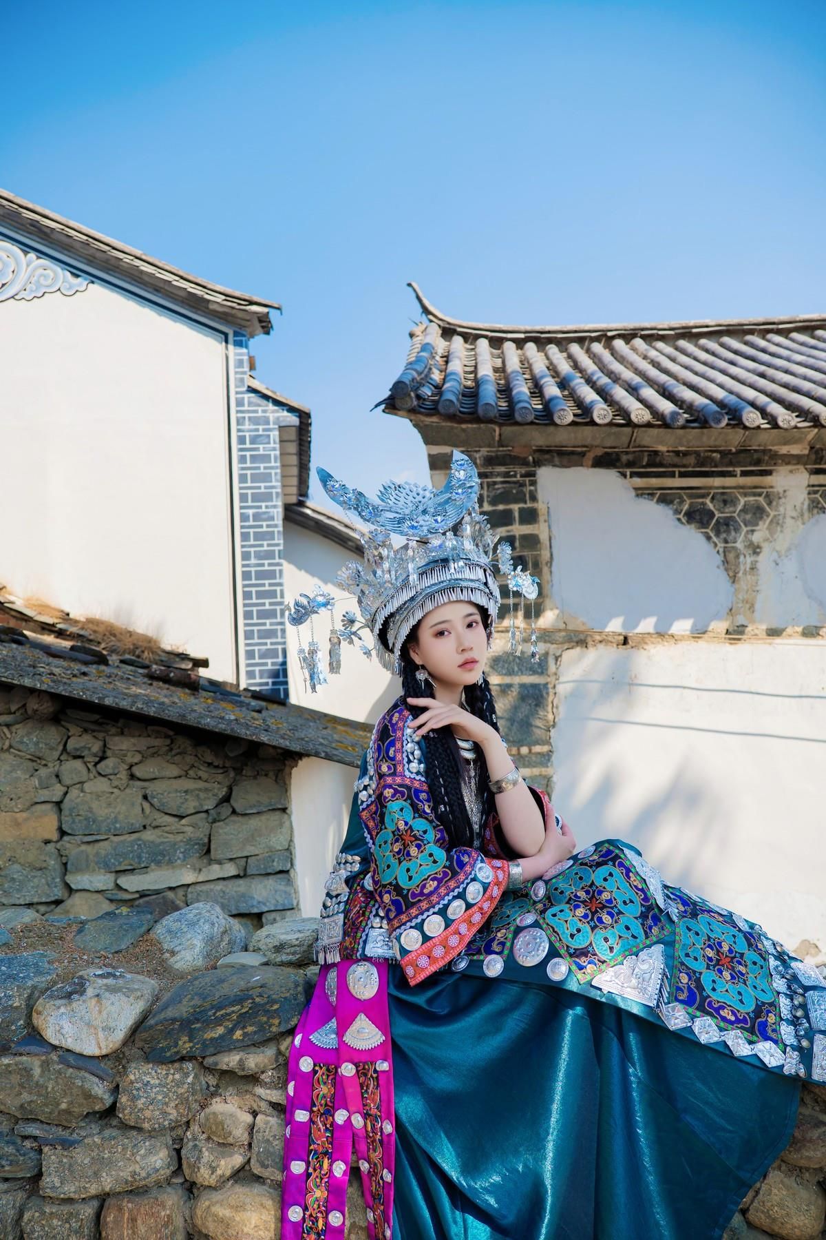Nian Nian Cosplay Miao Girl