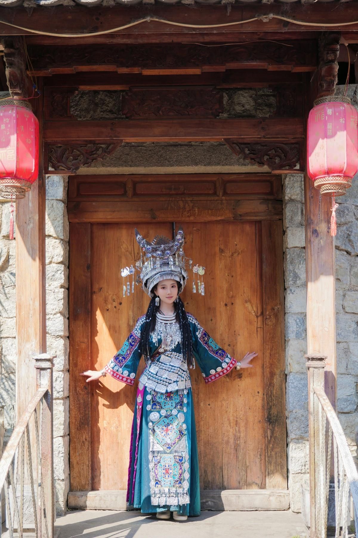 Nian Nian Cosplay Miao Girl