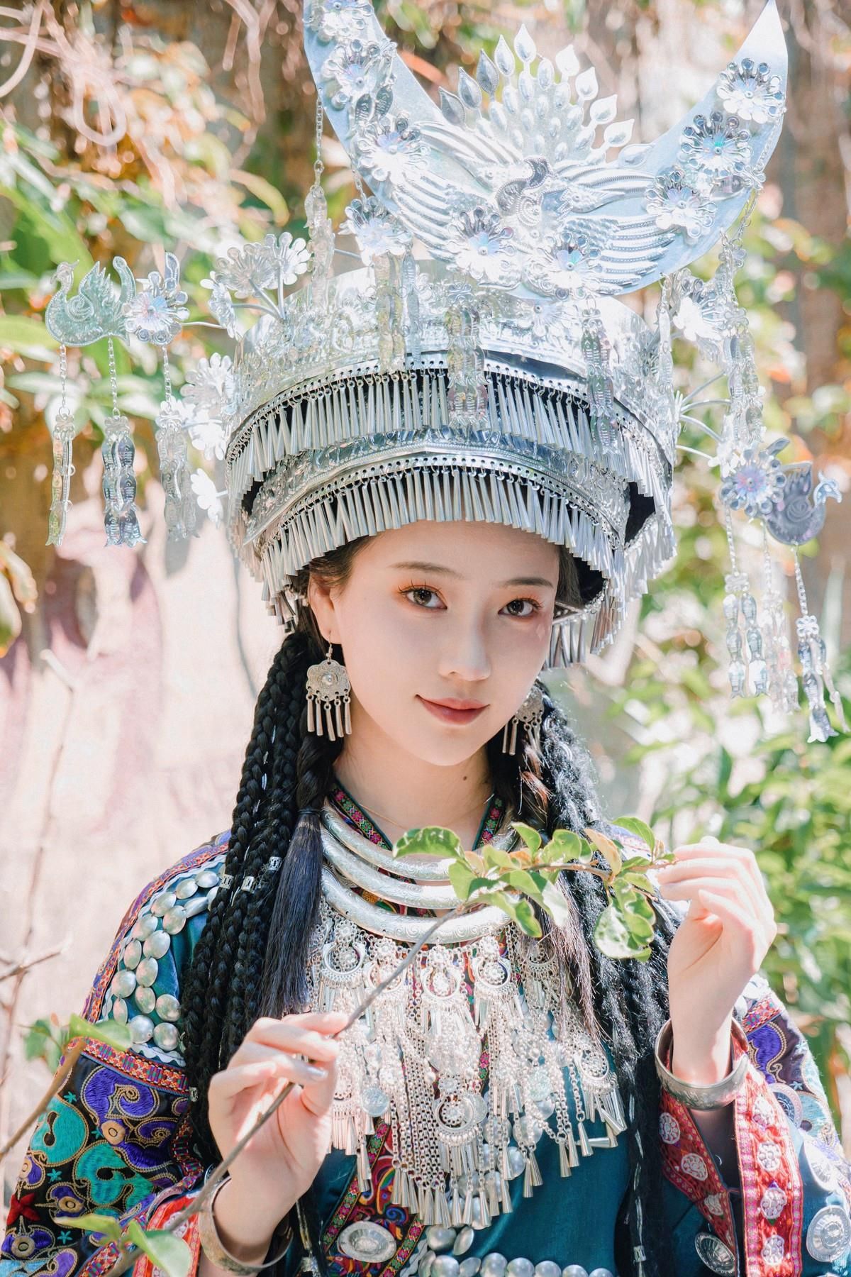Nian Nian Cosplay Miao Girl