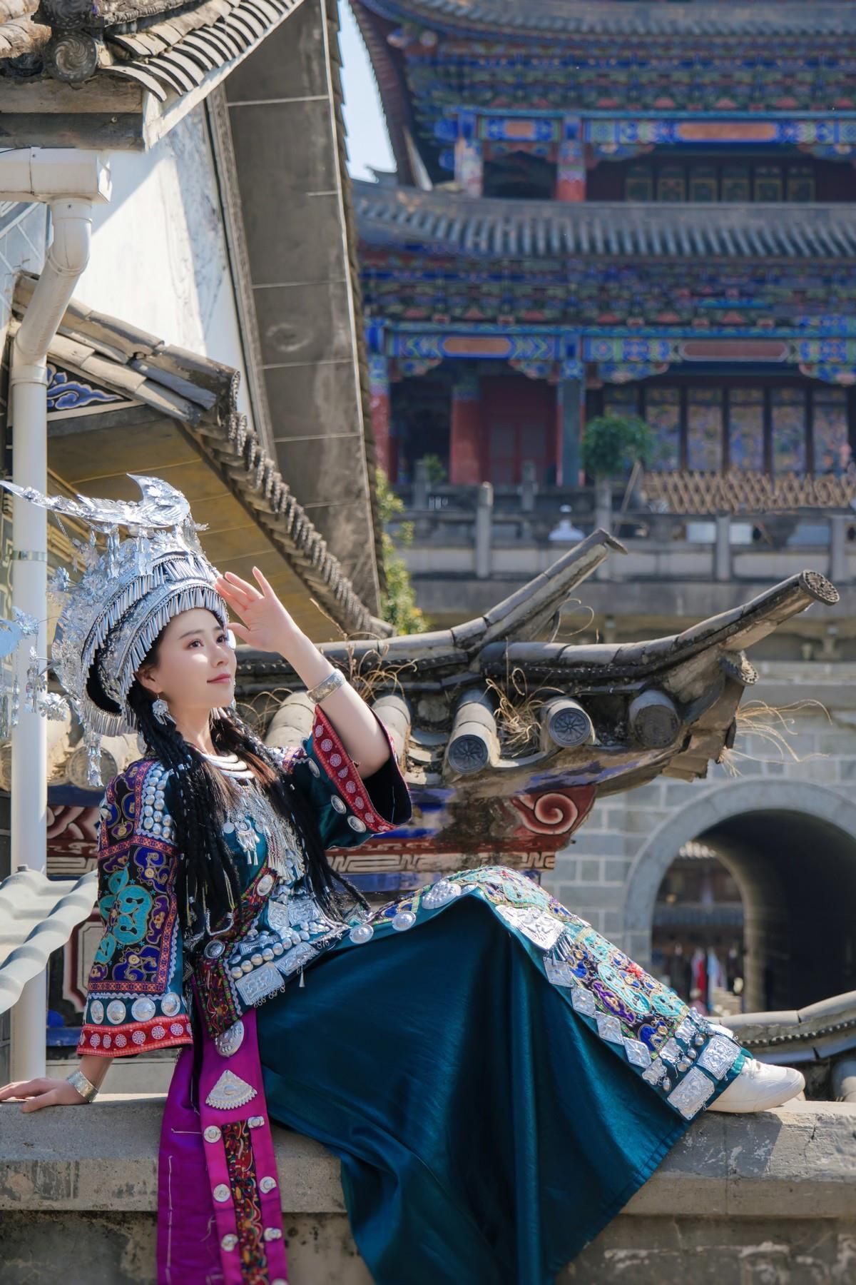 Nian Nian Cosplay Miao Girl