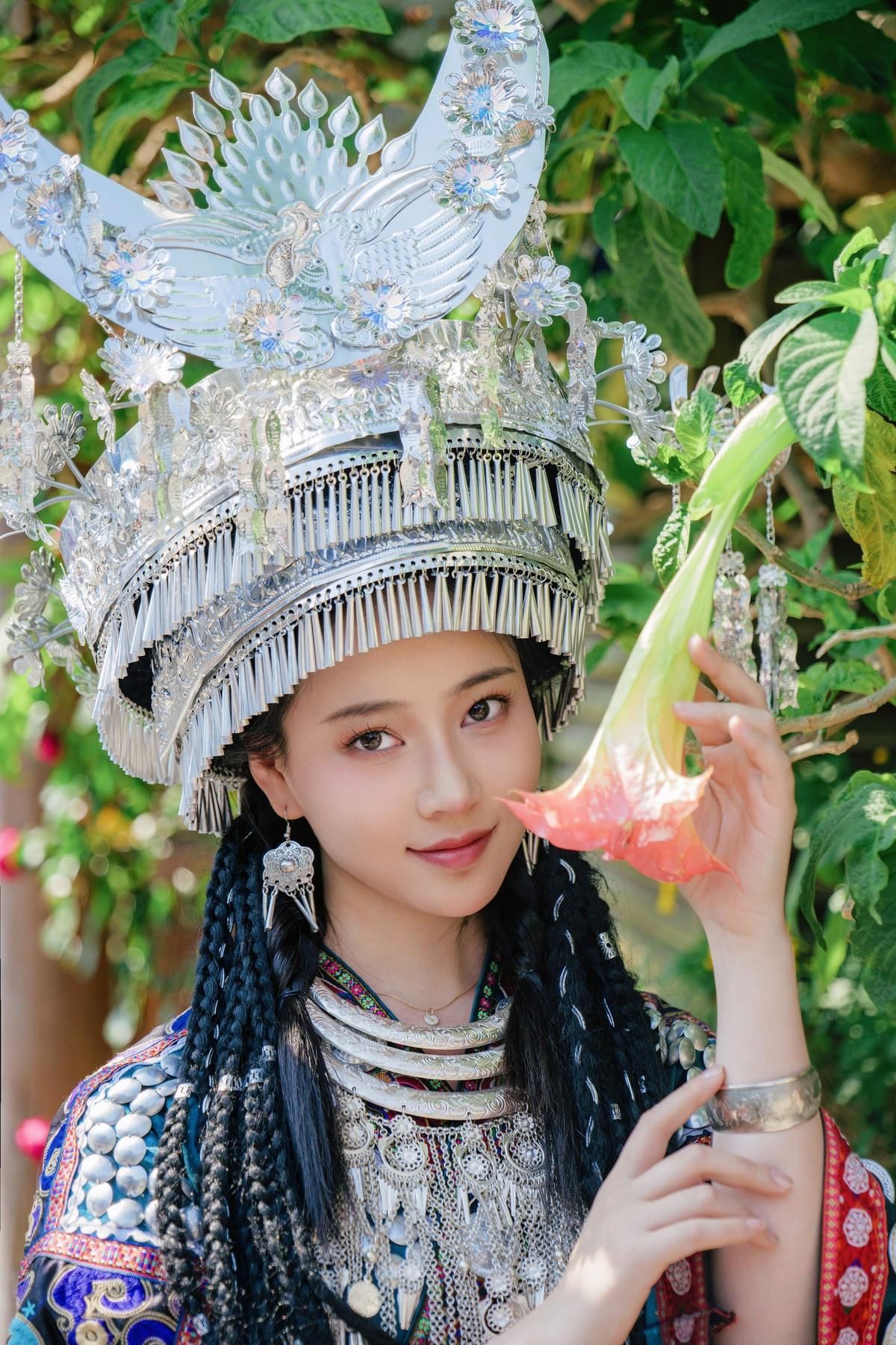 Nian Nian Cosplay Miao Girl