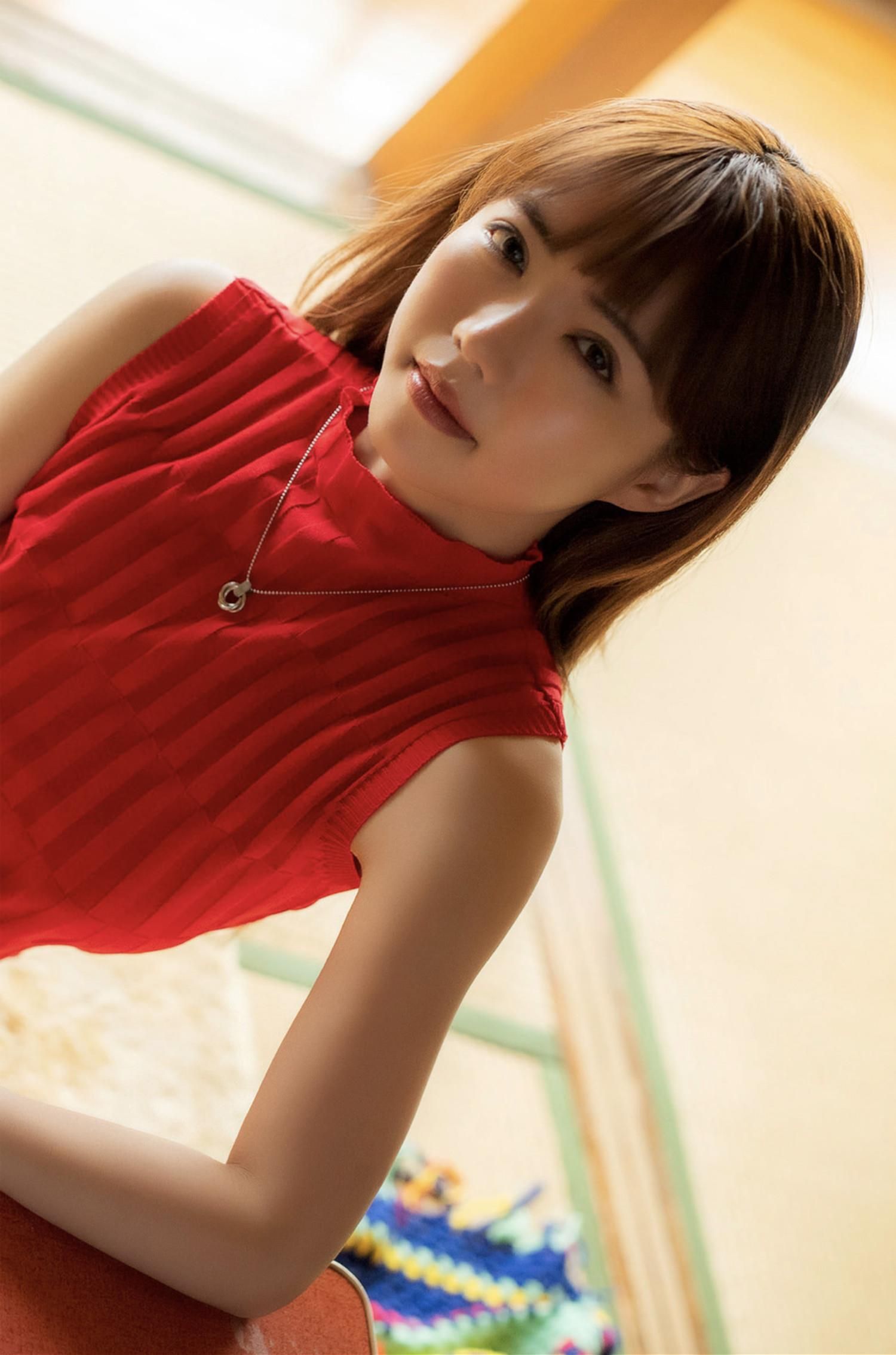 Reona Tomiyasu Peeking at the Girl Next Door
