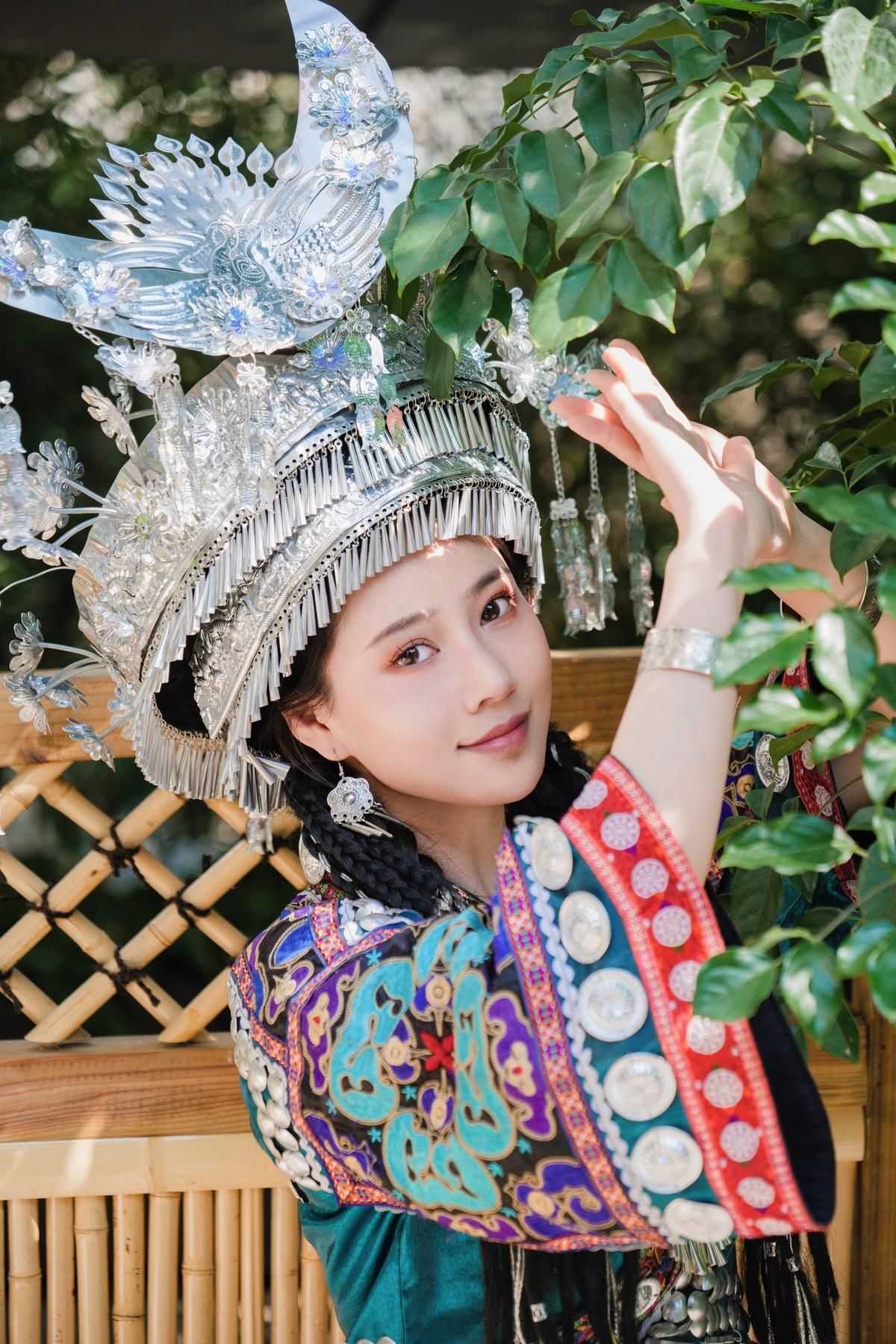 Nian Nian Cosplay Miao Girl