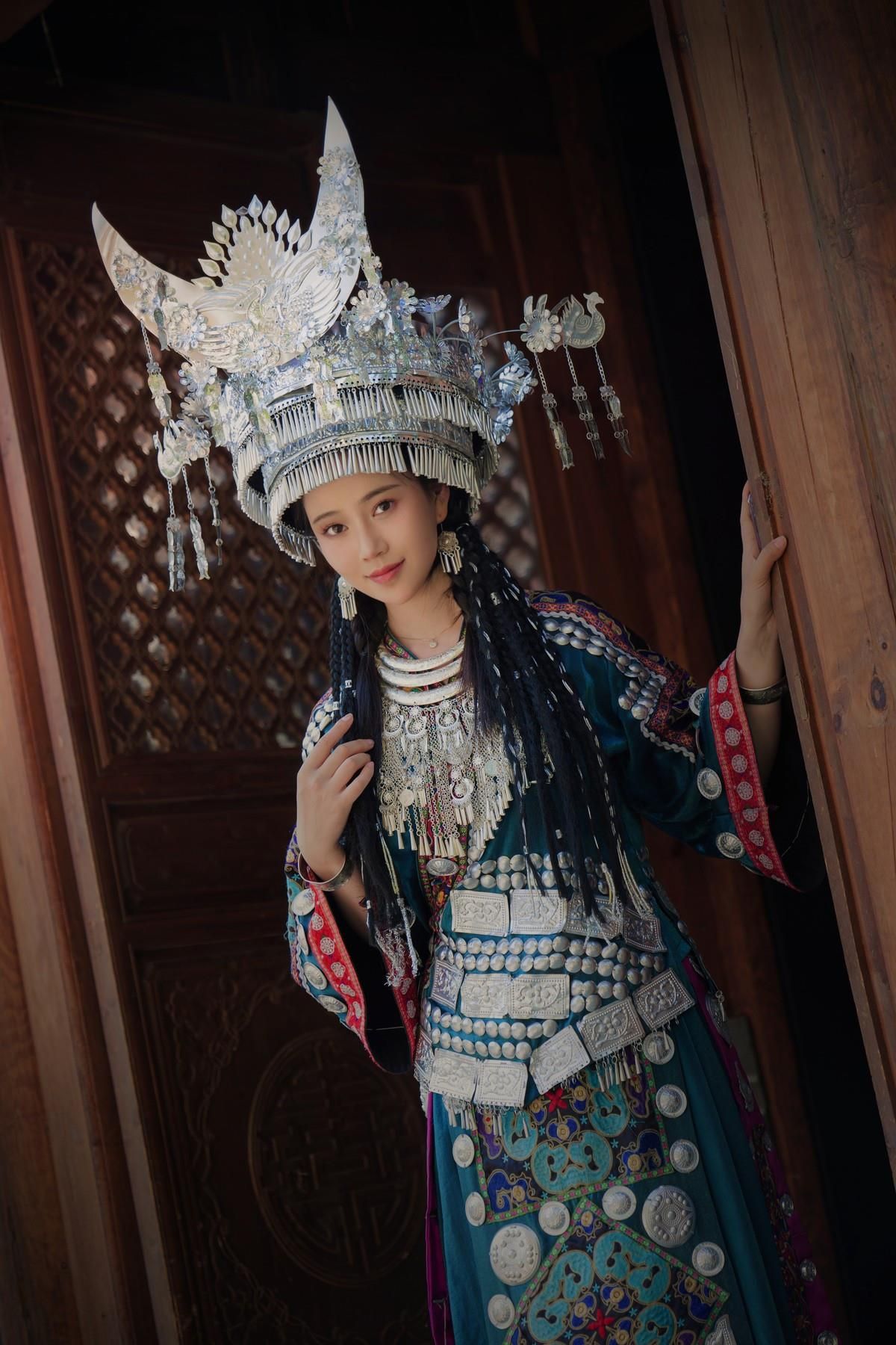 Nian Nian Cosplay Miao Girl