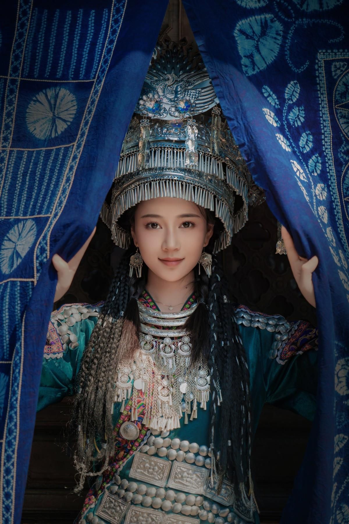 Nian Nian Cosplay Miao Girl