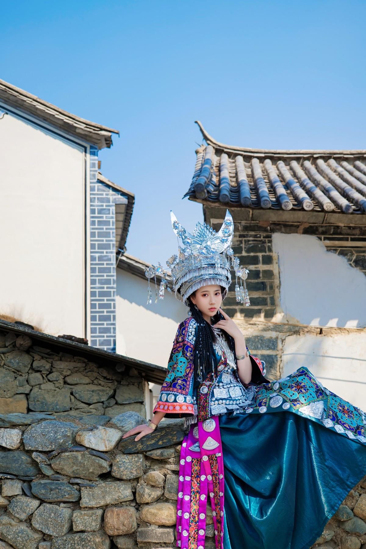 Nian Nian Cosplay Miao Girl