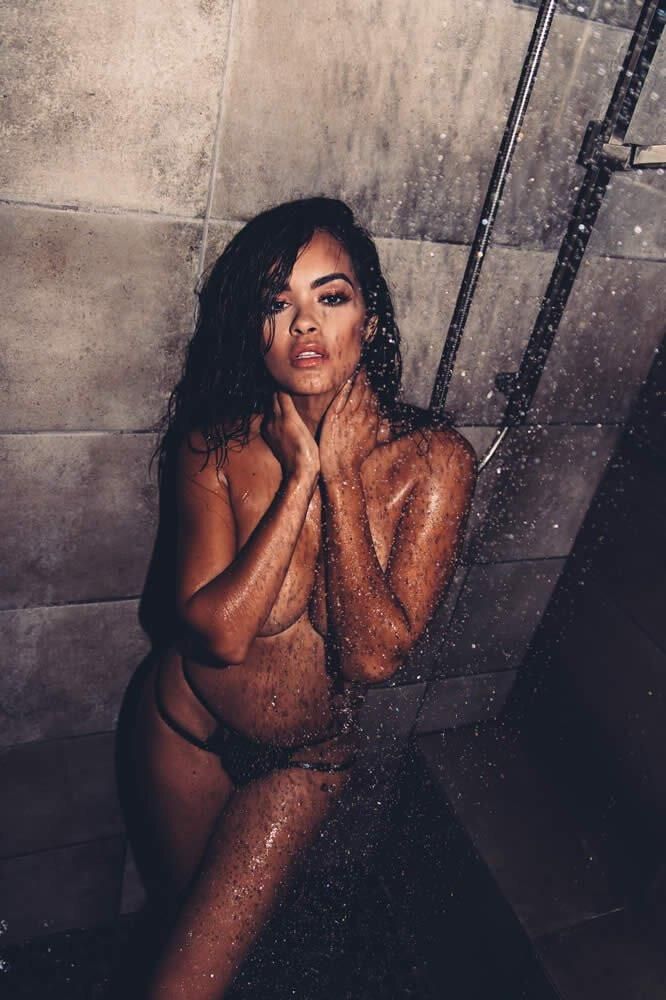Daisy Marie nass und wild