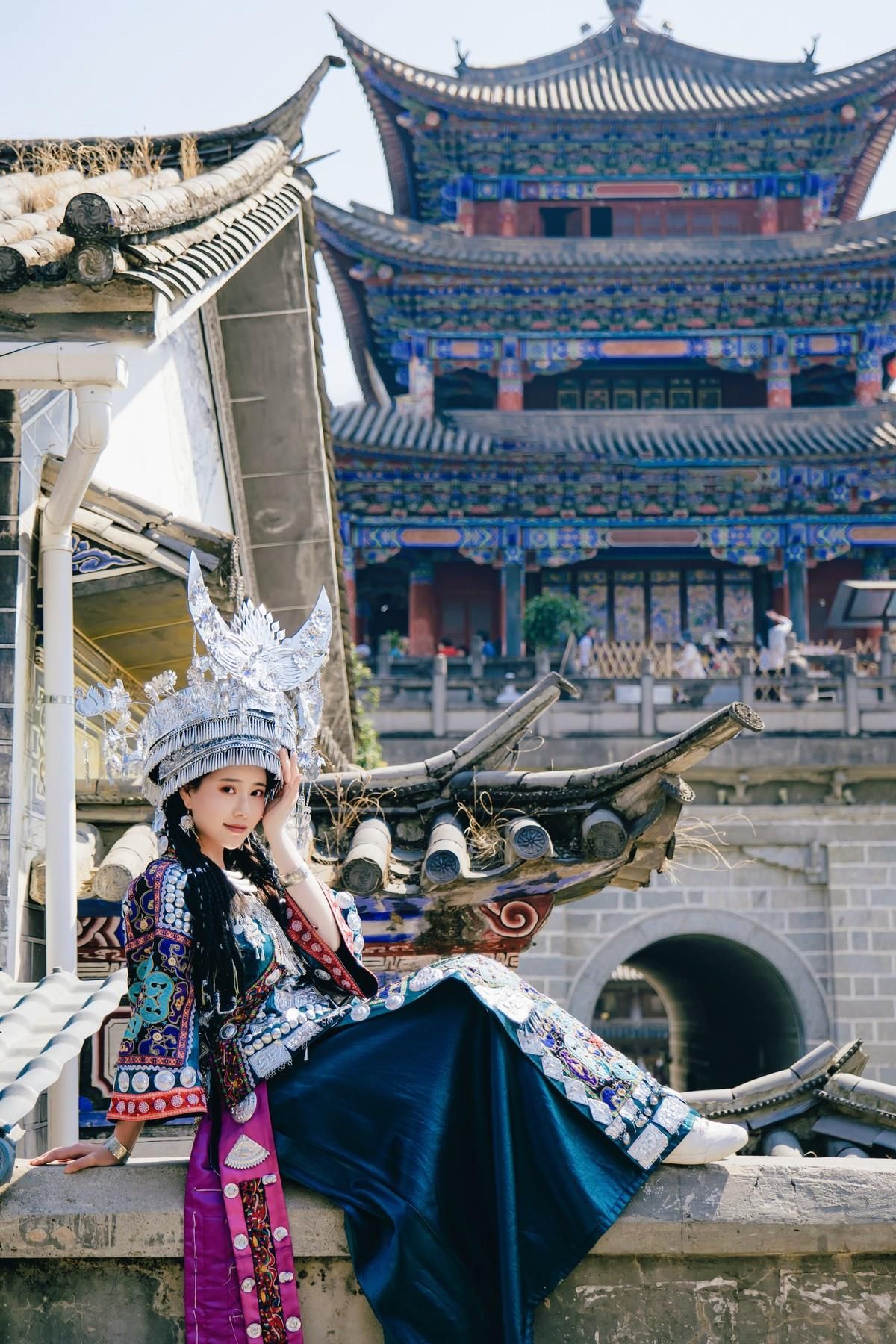 Nian Nian Cosplay Miao Girl