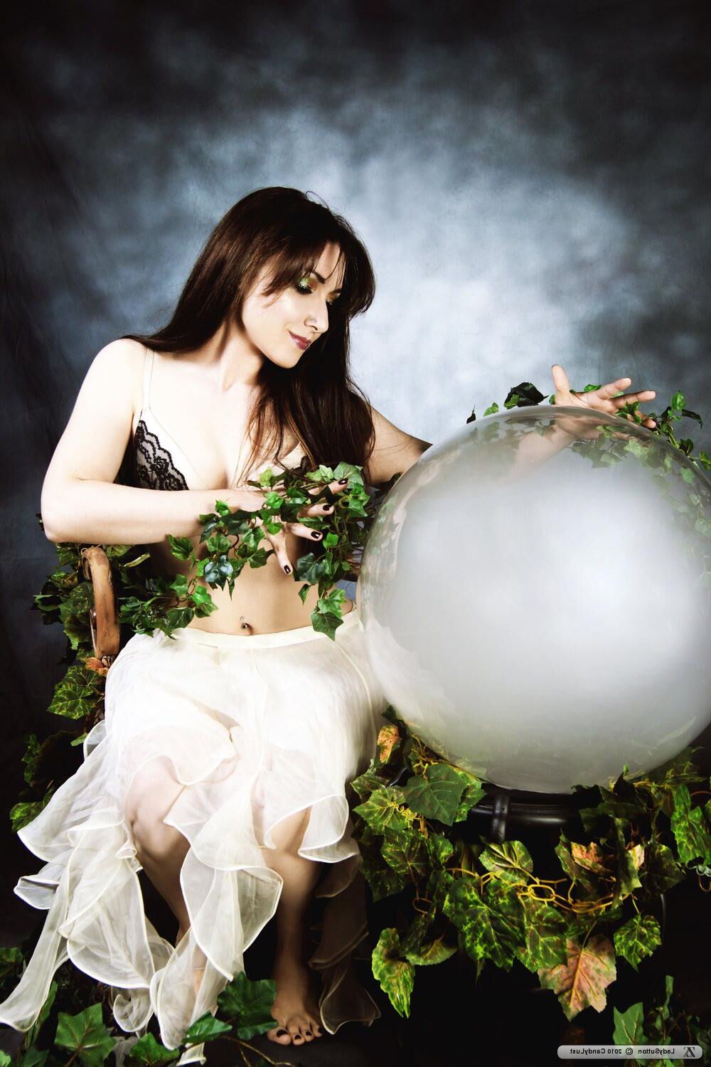 Ladysutton Secret Oracle (X)