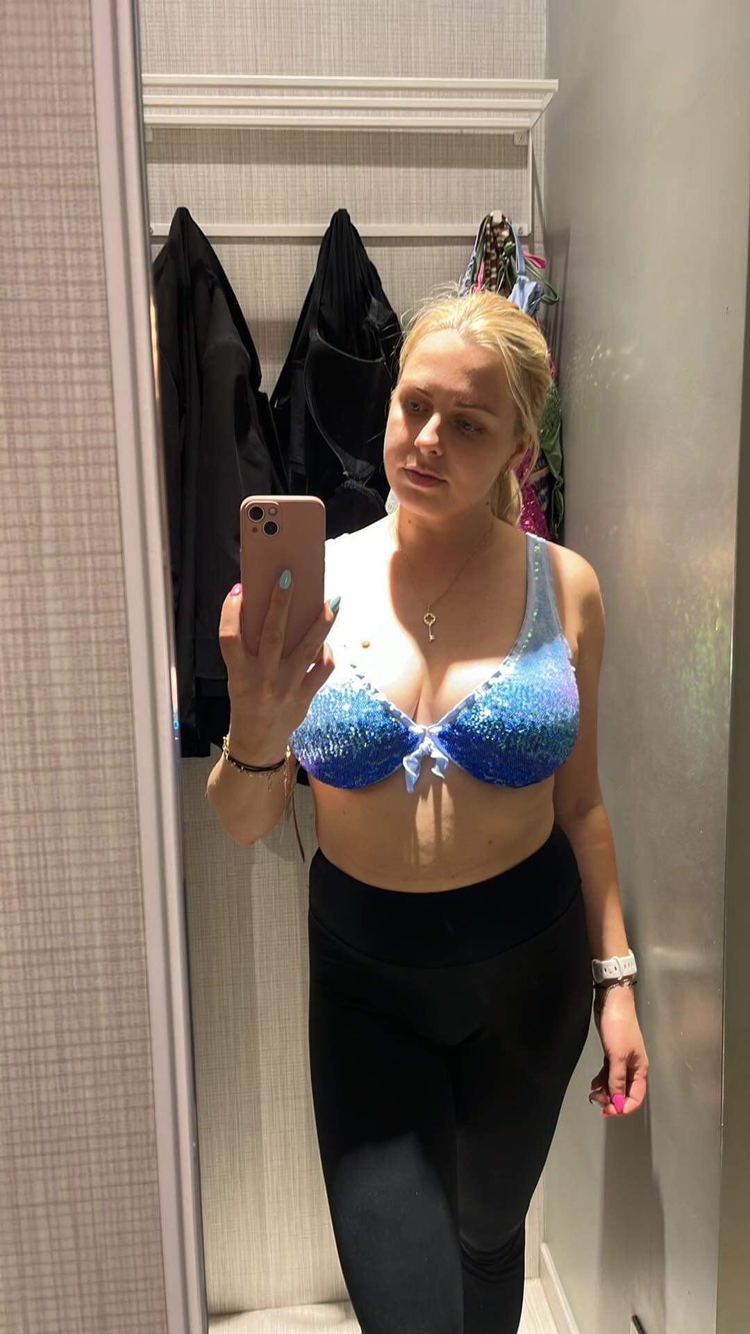 Loira sexy com peitos grandes