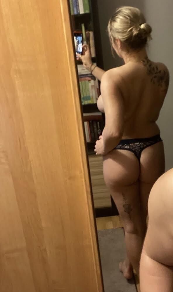 Loira sexy com peitos grandes