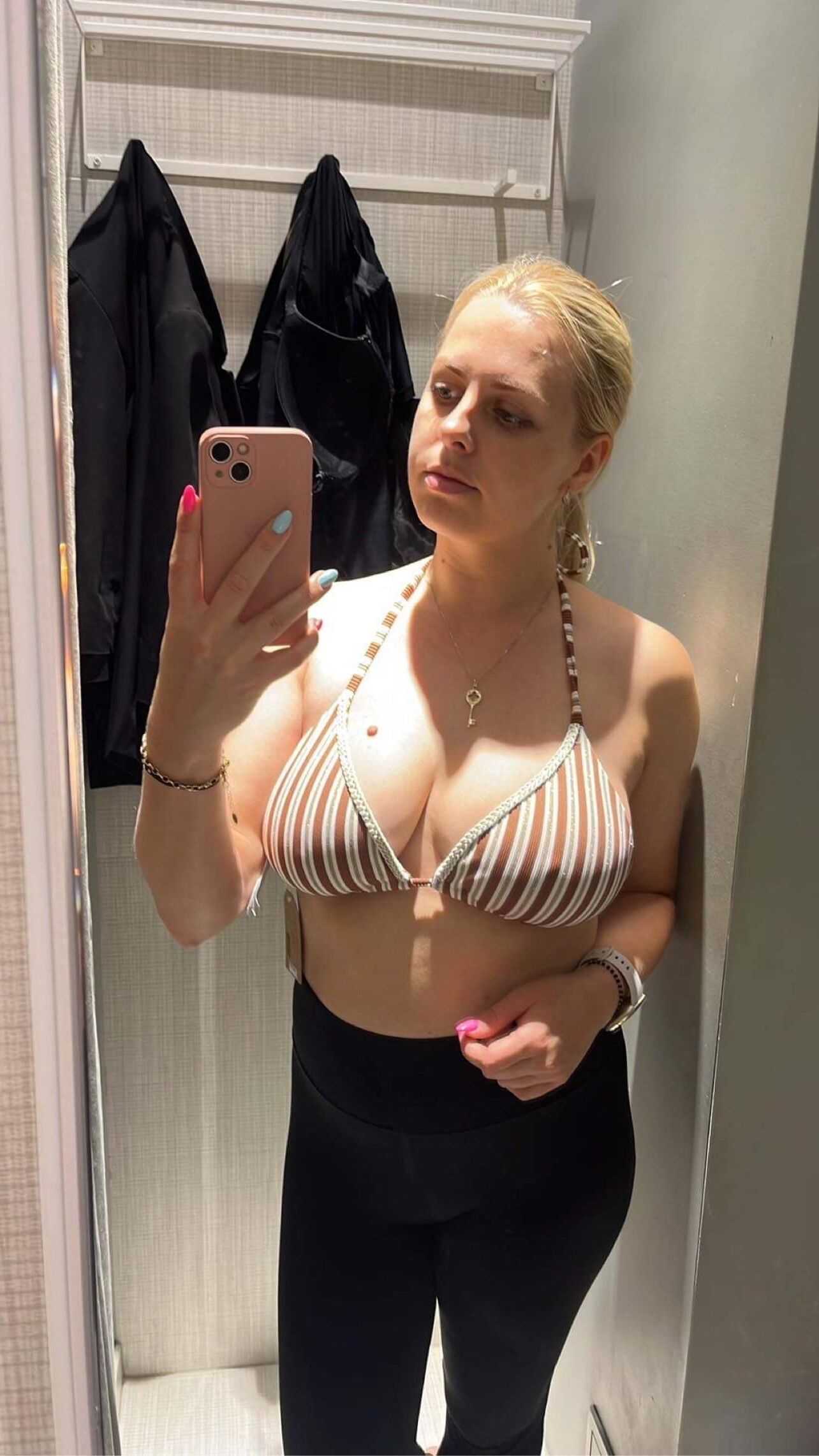 Loira sexy com peitos grandes