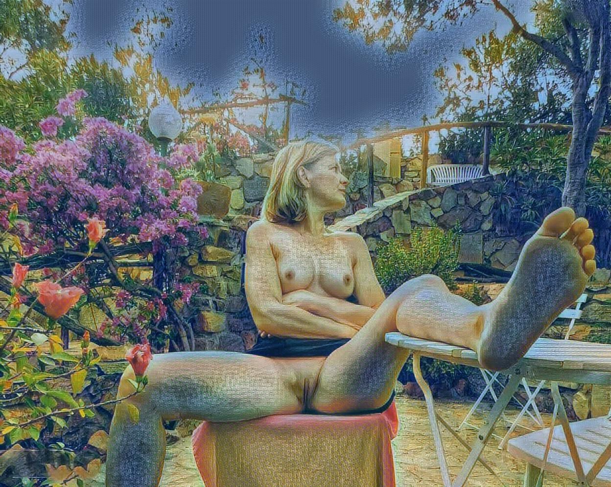 Love to see women spreading legs#
