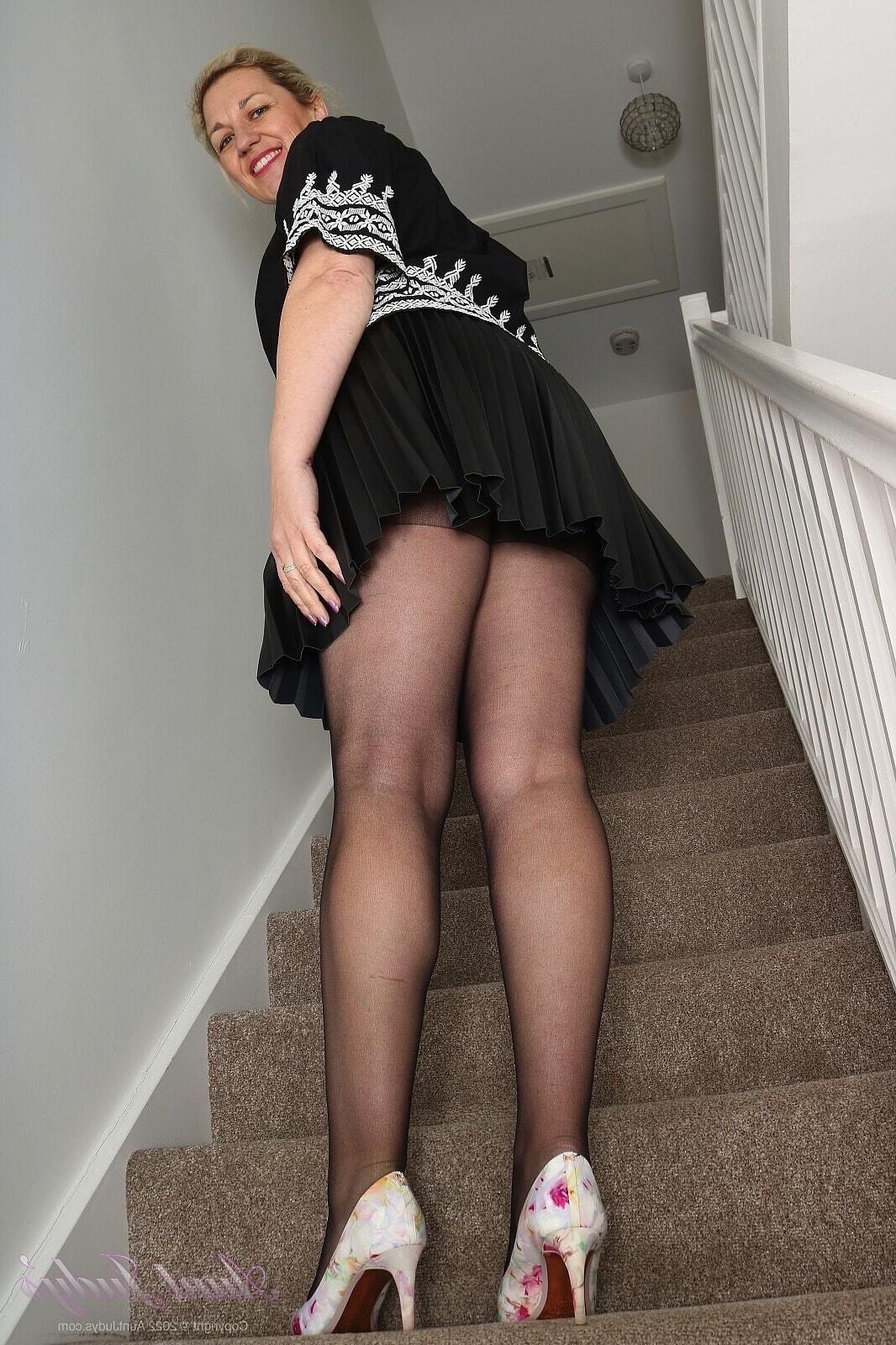 . Claire. Buxom MILF treats you to an eyeful