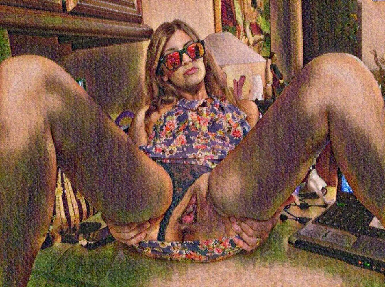 Love to see women spreading legs#