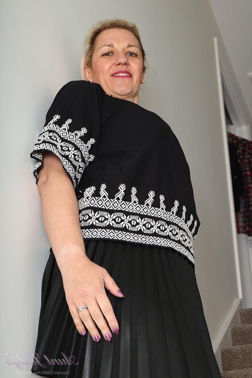 . Claire. Buxom MILF treats you to an eyeful