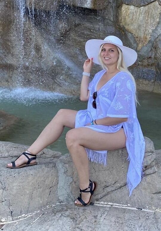 Loira sexy com peitos grandes