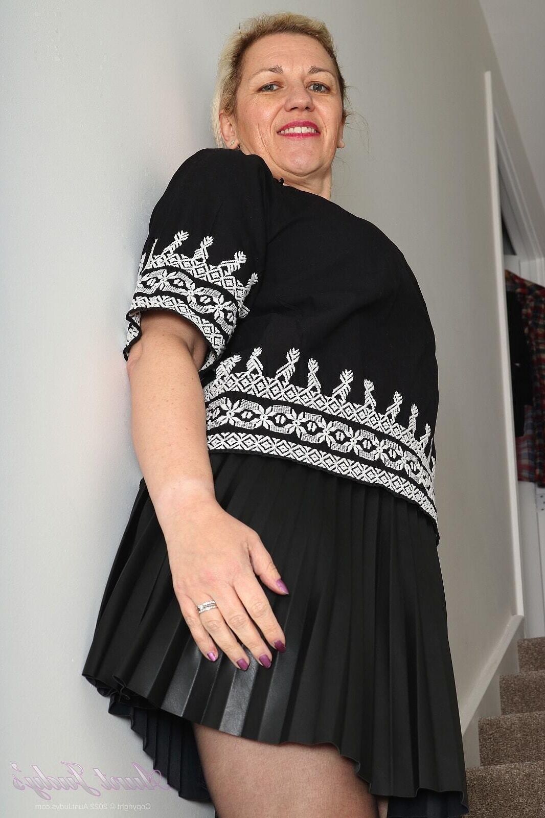 . Claire. Buxom MILF treats you to an eyeful