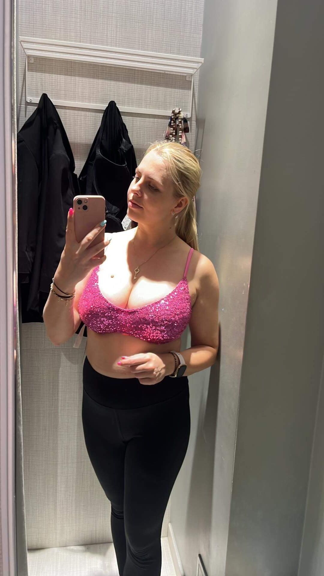 Loira sexy com peitos grandes