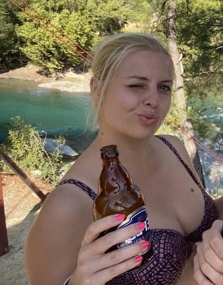 Loira sexy com peitos grandes