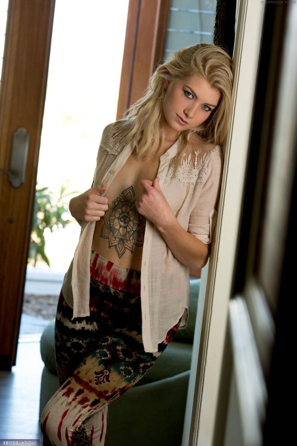 Arya Blonde desire