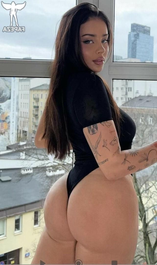 大きなおっぱいを持つポーランドのセクシーなティーン