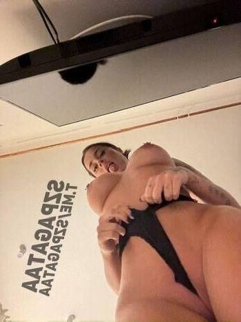 大きなおっぱいを持つポーランドのセクシーなティーン