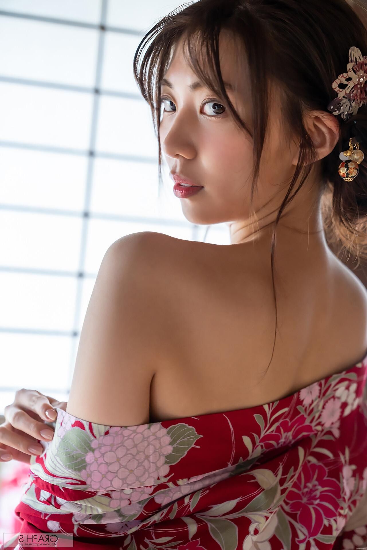 Yaka Yamagishi graphisgals光沢のある美しさ