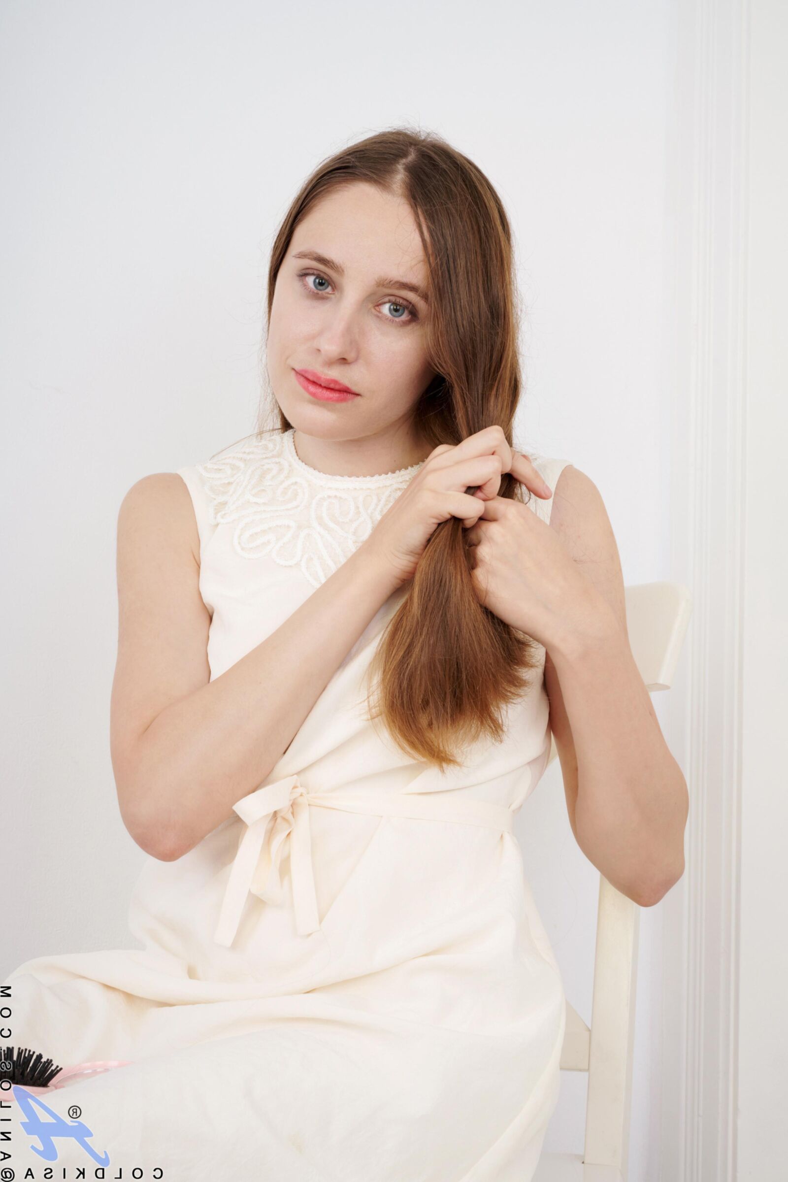 coldkisa yoセクシーな熟女は裸になり、ポーズをとっています