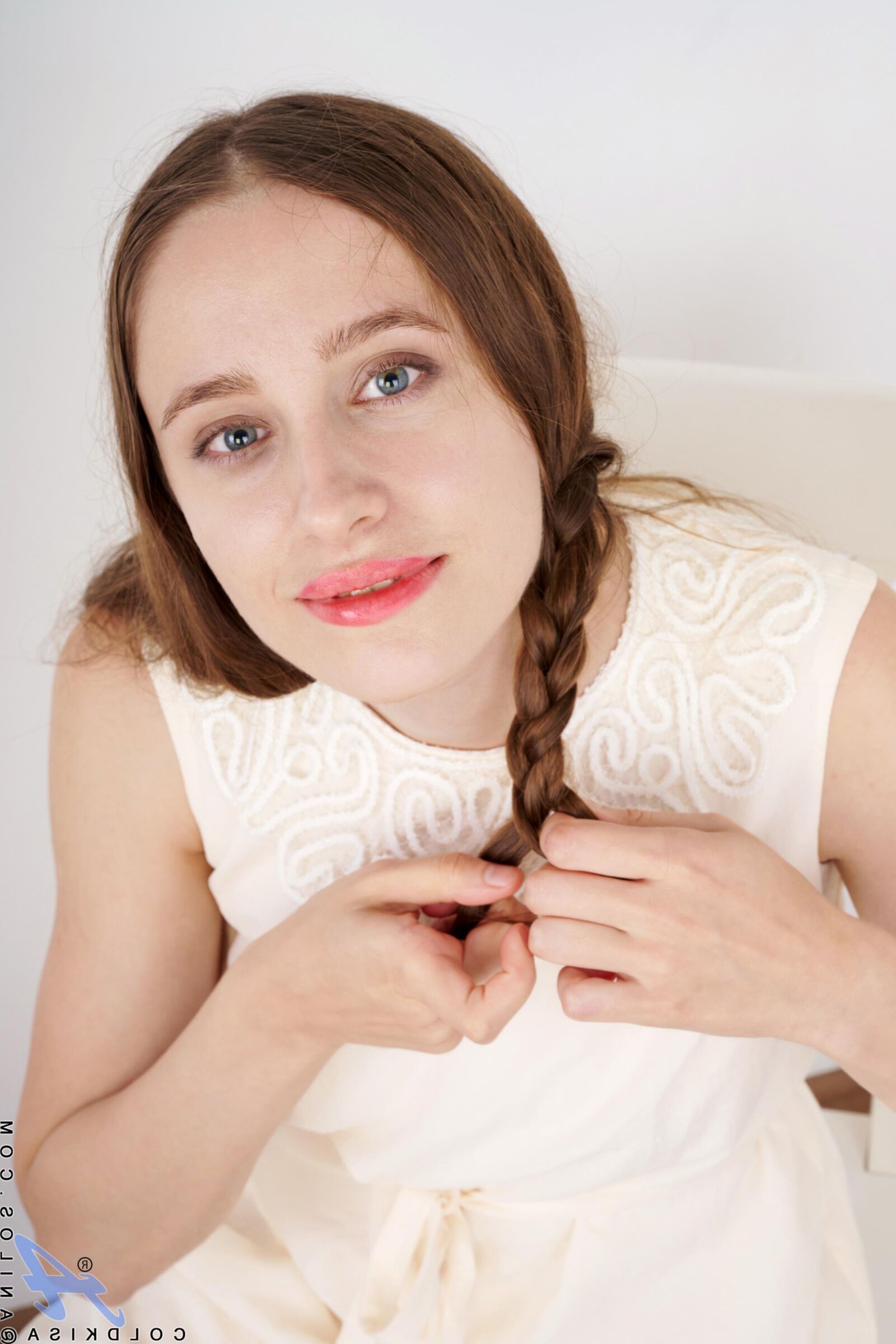 coldkisa yoセクシーな熟女は裸になり、ポーズをとっています