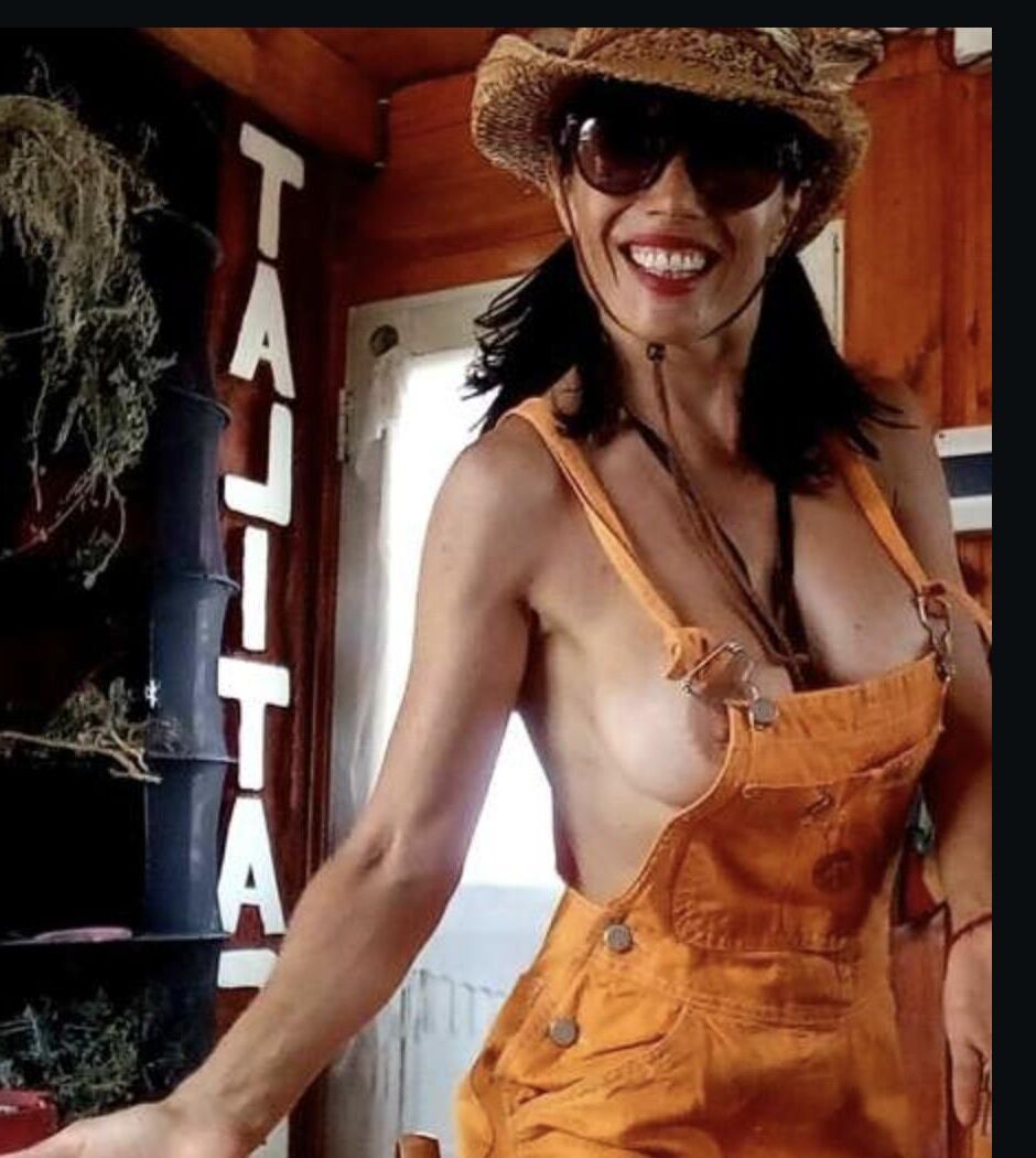 Talita chef mostra seus peitos. 